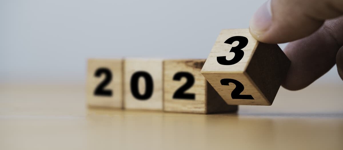 cubi di legno con 2022 e 2023